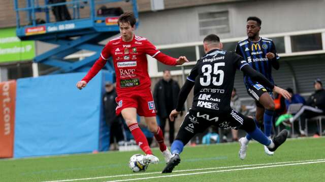 Division 1-gänget Karlstad Fotboll med Ilir Berisha, nummer 35, spelade 1–1 borta mot superettanlaget Skövde med Mikael Mörk. Längst till höger: Ibrahim Habib.