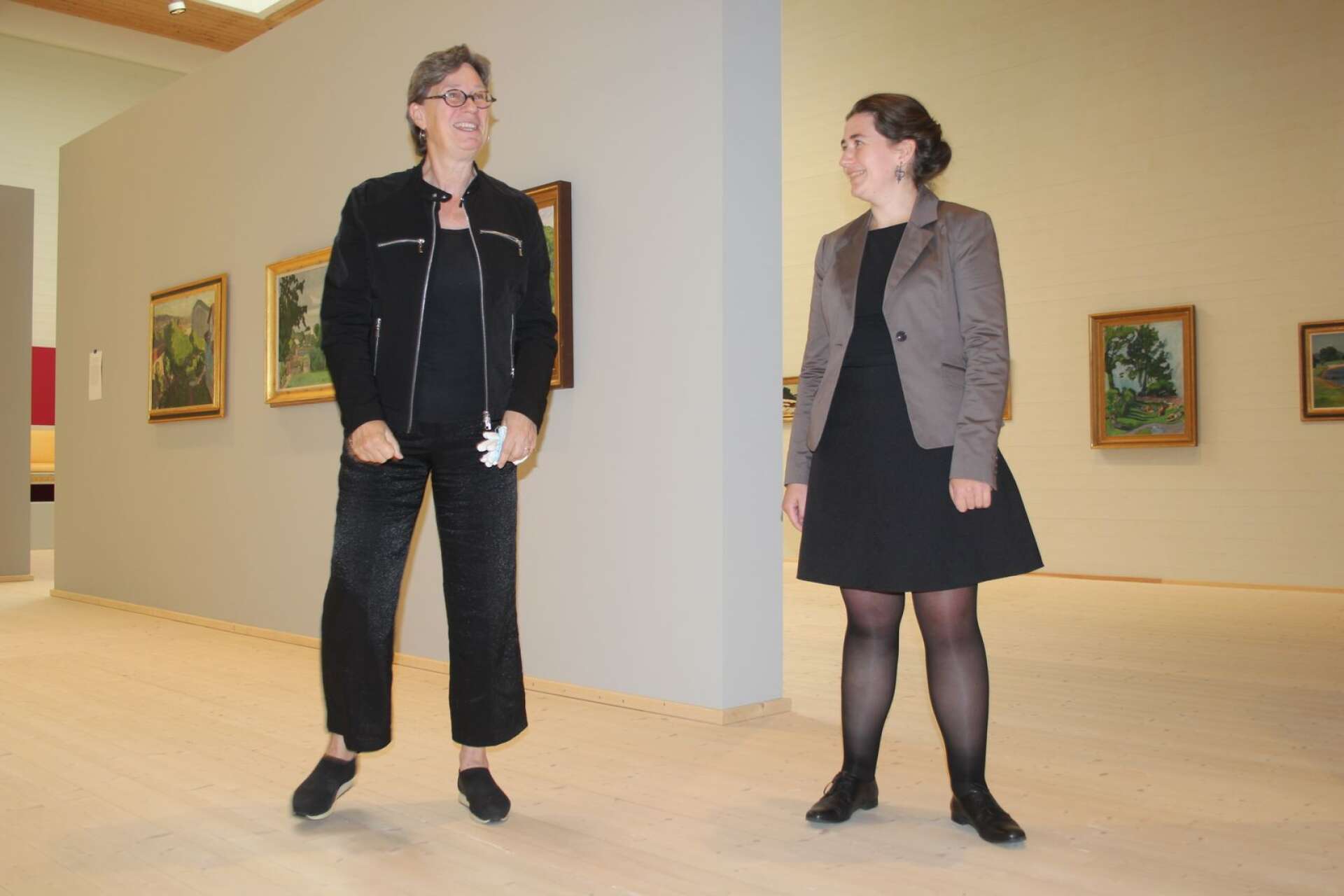 Karin Åberg Waern och Fiffi Myrrström tar sig ett varv i den nya utställningen, som ger en bra mönstring av tidig 1900-talskonst.