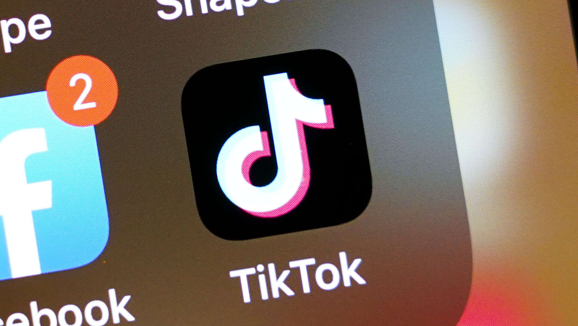 Den populära appen Tiktok erbjuder sina, ofta unga, användare ett oändligt flöde av korta videoklipp. Arkivbild.