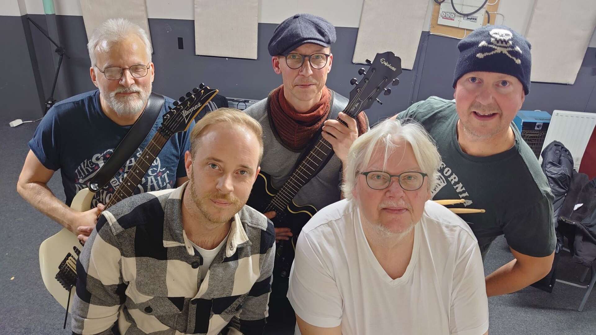 Bakre raden från vänster Bengt Rönning, Mats Ögren, Per Erlandsson som spelar i Just 4 fun. Främre raden från vänster Joakim Bergqvist och Gordon Danielsson som spelar i One night band. 