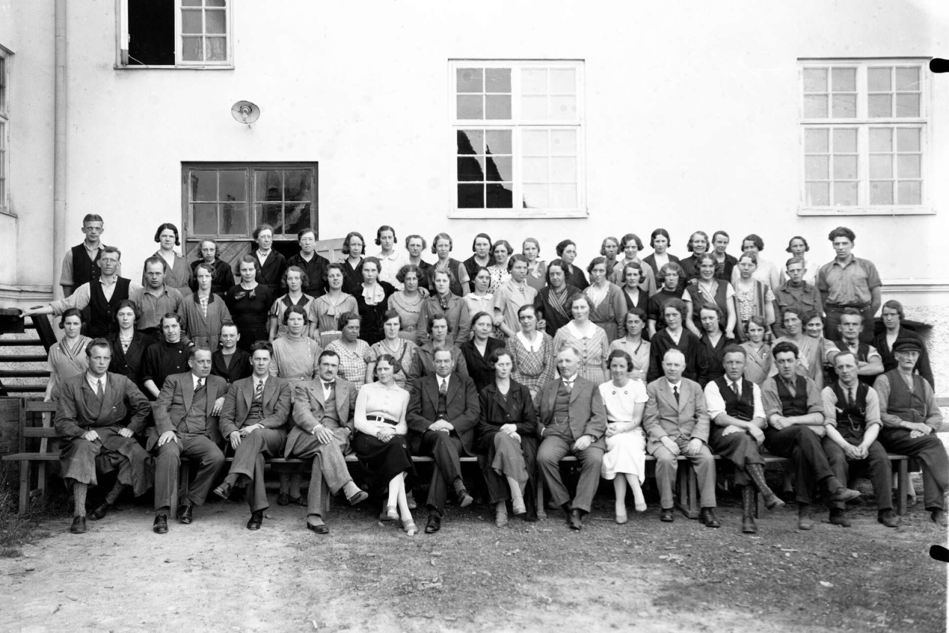 Personalen samlad utanför Klaraviks tricotfabrik. Bilden tagen under 1920-talet. 
