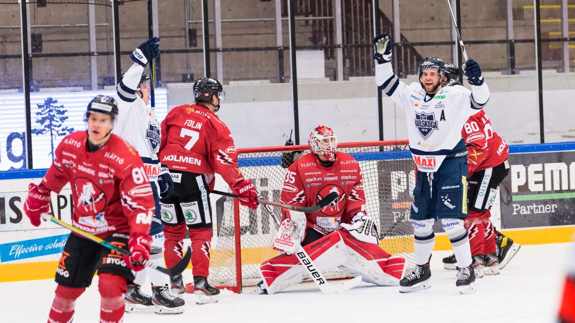 Segerorganisatörerna Linus Karlsson (2+2) och Henrik Björklund (0+3) jublar efter Axel Bergkvists slumpartade 4–0-mål i slutet av andra perioden.