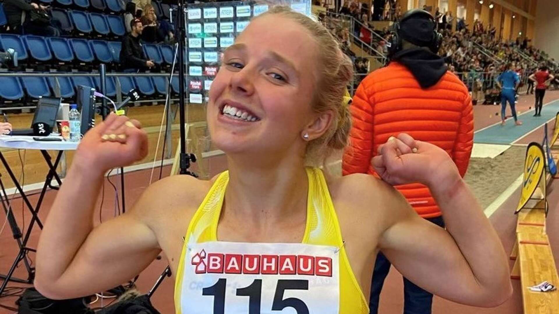 IF Götas Lova Perman svävade på moln när hon fick se tiden 2:04.38 som är nytt svenskt juniorrekord på 800 meter.