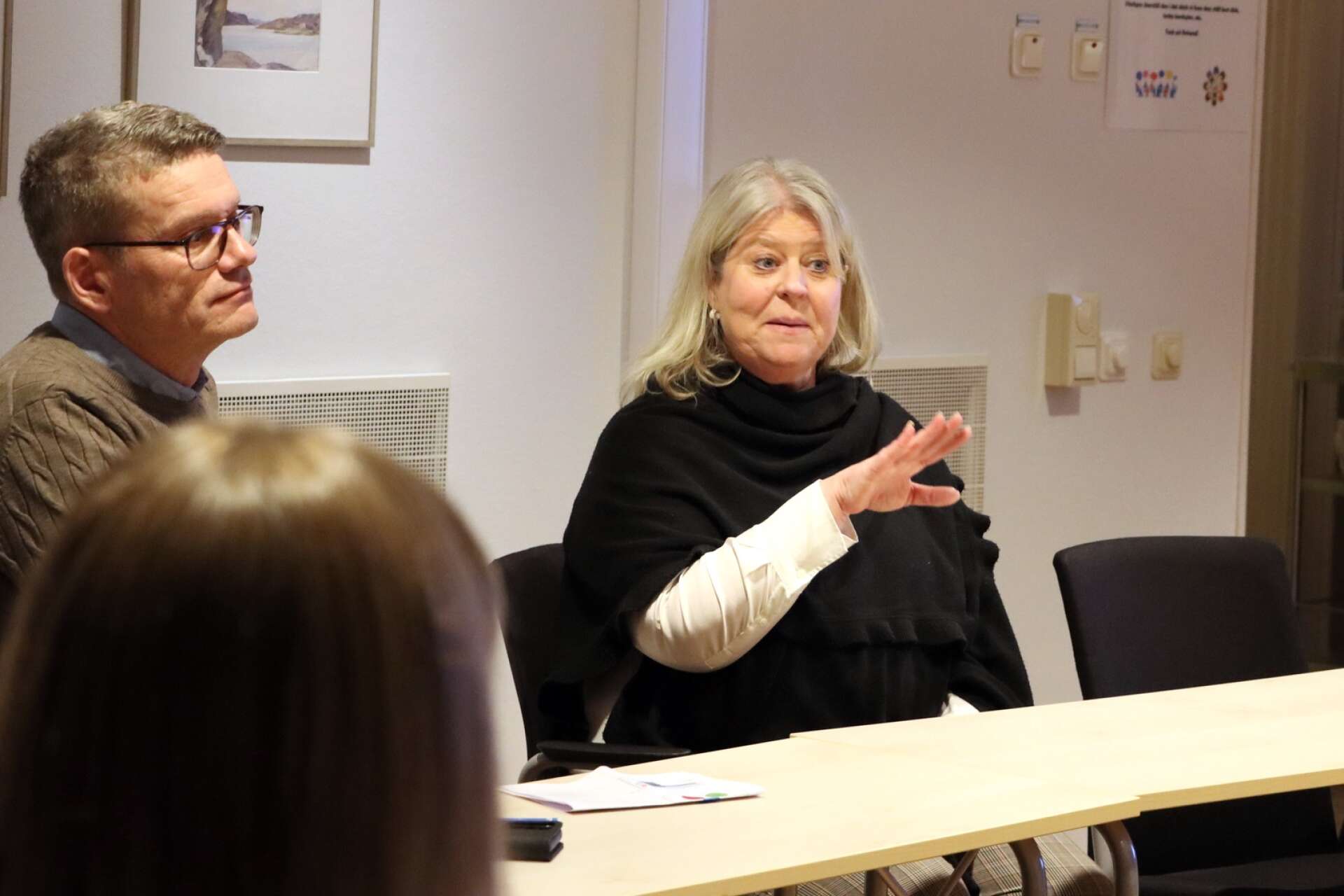 Socialtjänstminister Camilla Waltersson Grönvall besökte Skövde under måndagen för att ha en dialog kring den nya socialtjänstlagen som nu arbetas fram. En lag där tidiga insatser och förebyggande arbete ska vara i fokus.