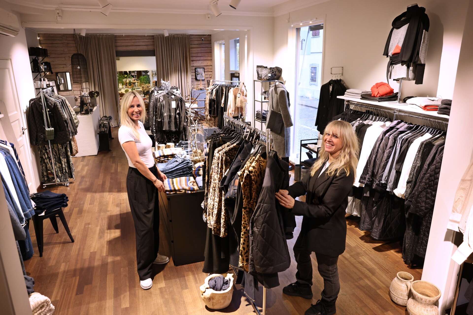 Under början av oktober gick flyttlasset till Prebens gamla klädbutik som Annika Falk Ellgren och Johanna Nilsson tagit över med sina respektive verksamheter. 