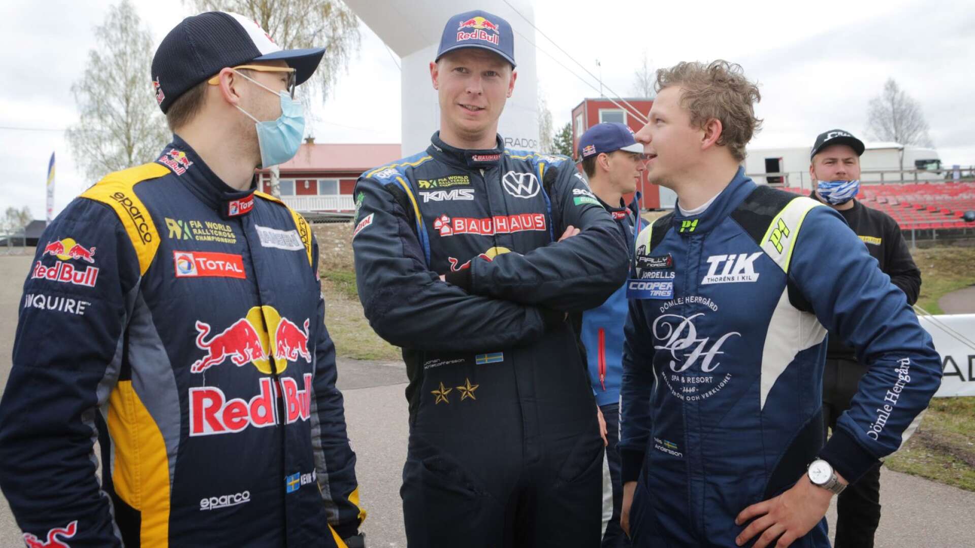 Nils Andersson ser upp till Johan Kristoffersson och tackar sin mentor för framgången efter segern i supercar lites i Höljes. Johan kom tvåa i supercar. Till vänster syns Kevin Hansen.