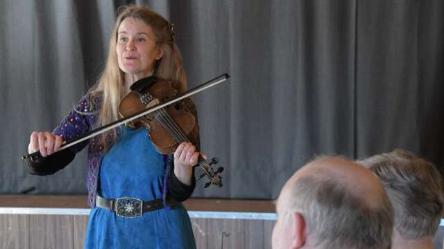 Av 700 sökande blev Susanne Lind utsedd att turnera runt bland Skaraborgs bygdegårdar som bygdegårdsdistriktets särskilt utvalda musiker. I söndags besökte hon Korsvägen.