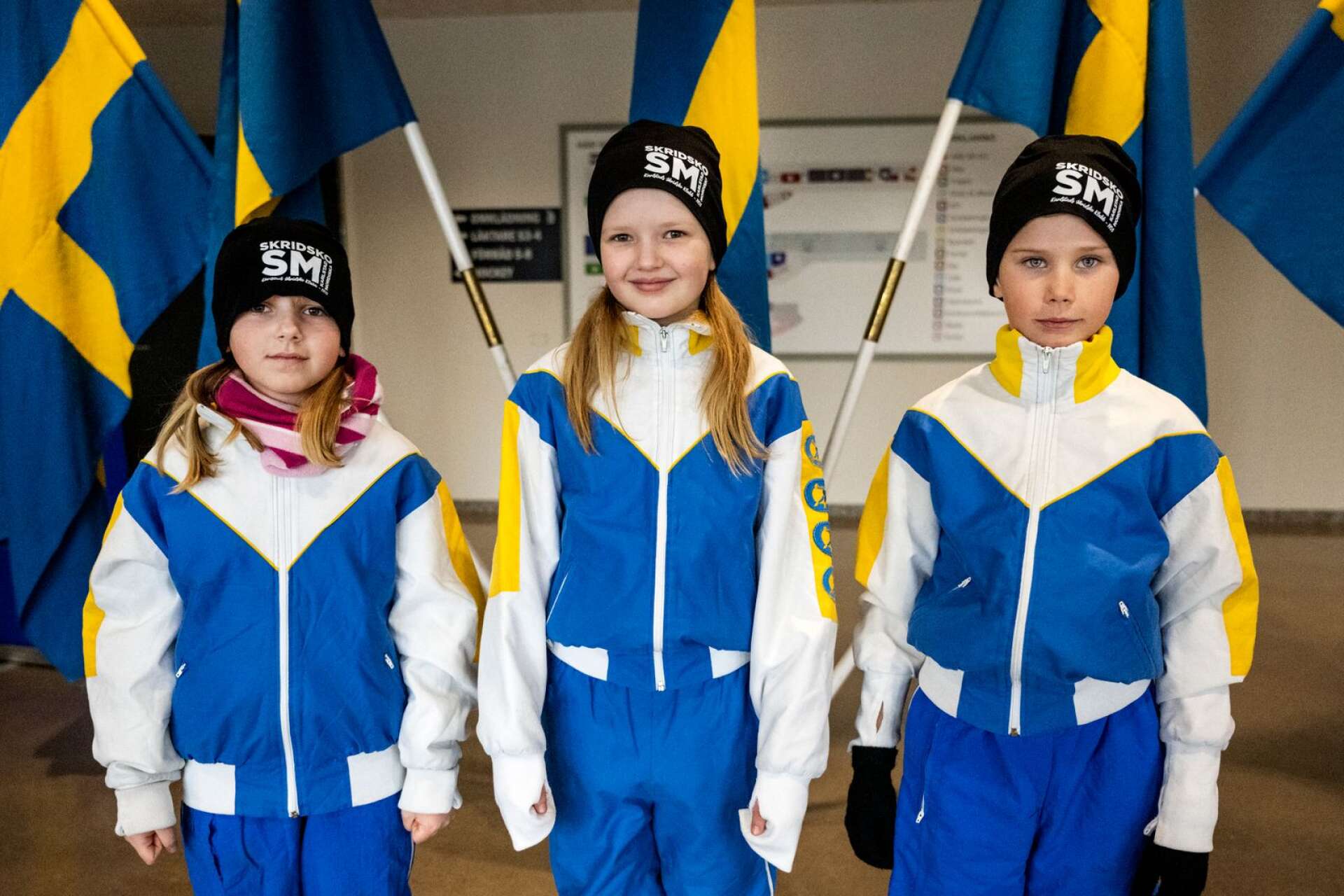 Karlstad Skridskoklubbs unga garde fanns på plats. Här ses Inez Bengtsson, 8, Liv Ryan Edgren, 9, och William Salling, 7.