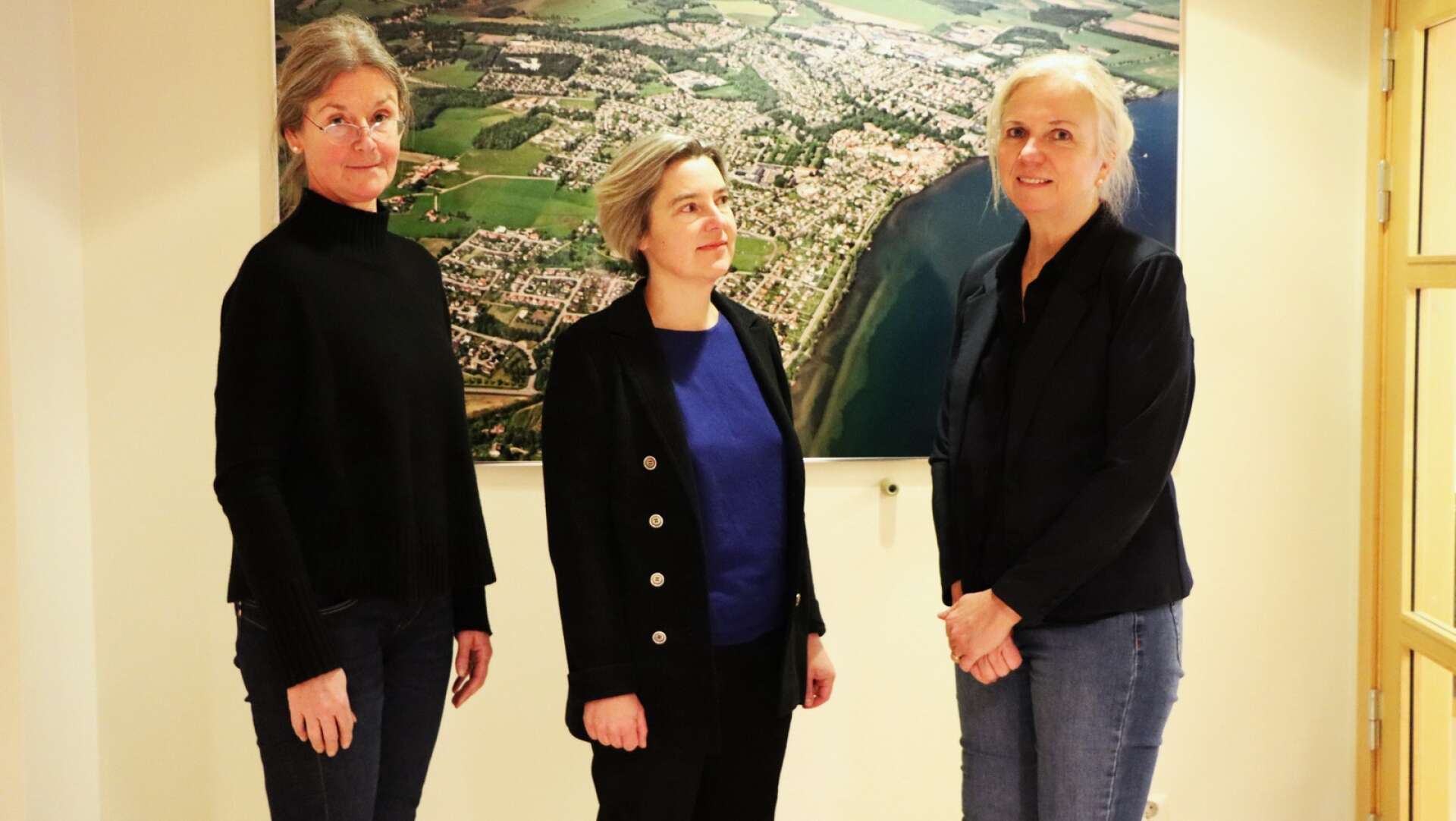 Det finns beredskap för nybyggnation i Hjo med planer för runt 270 bostäder. Maria Berg, t f samhällsbyggnadschef, Matilda Åslin, planarkitekt, och Katarina Kjellberg, plan- och byggchef berättar om var det finns byggbar mark. 