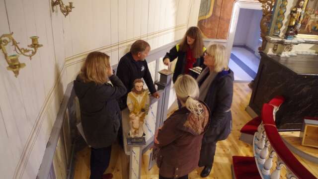 Konservatorn Cecilia Skoglund visade runt när Långseruds kyrka slutbesiktades efter den omfattande renoveringen.