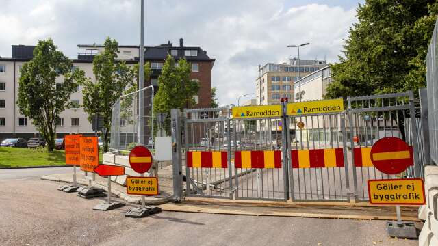 På måndagen stängdes möjligheten att köra in på Drottninggatan från rondellen efter Hagaleden av. Biltrafiken till Stora torget leds i stället om via Hamngatan och Östra Torggatan.