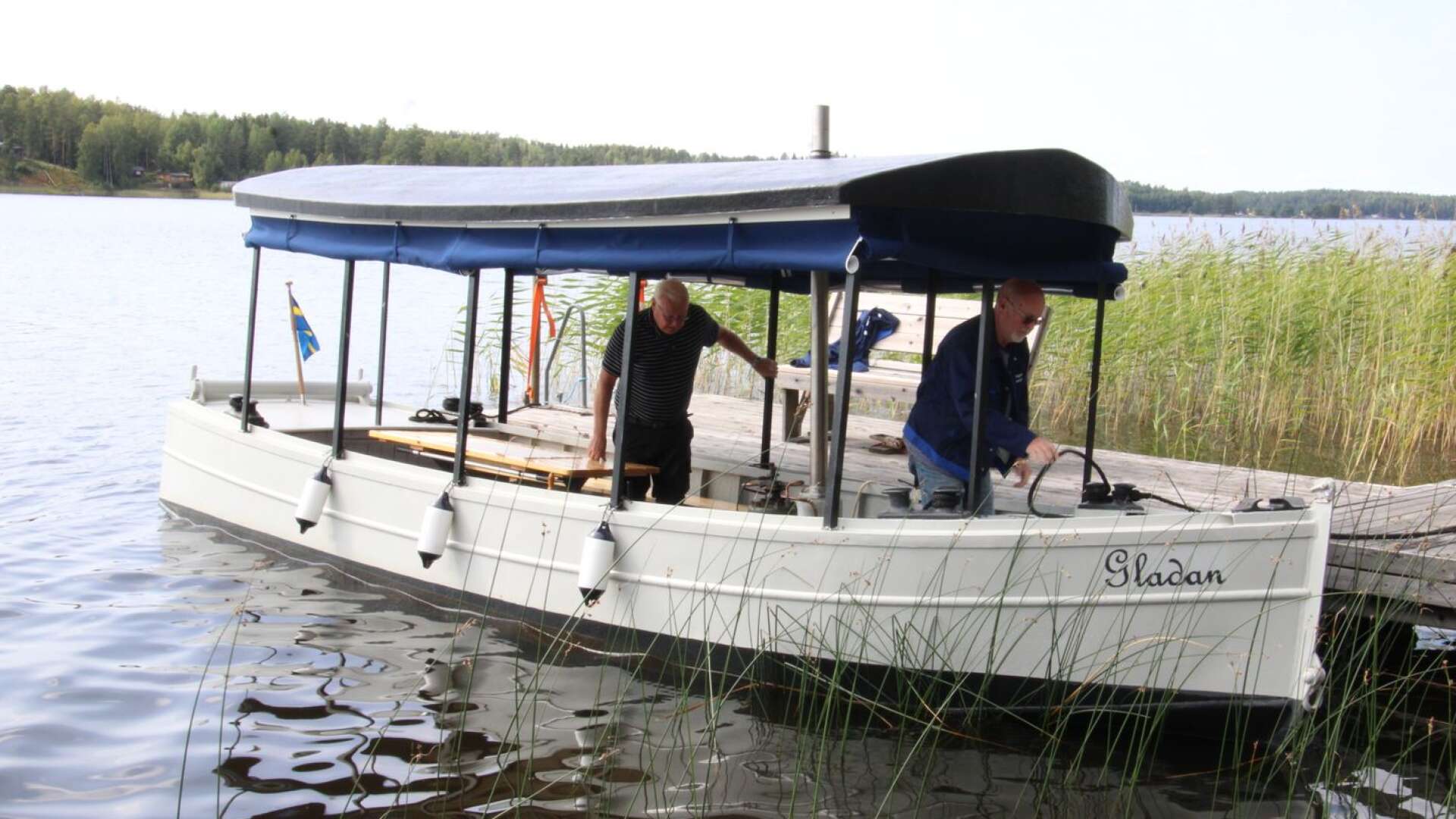 Timmerbåten Gladan har renoverats och återställts i originalskick av entusiasterna Rolf Fransson och Benny Stolpe.
