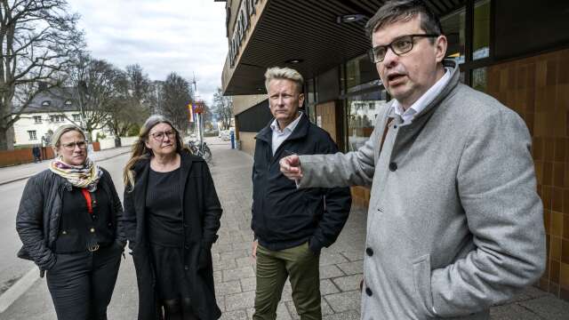 Åsa Johansson, Gunilla Svantorp, Daniel Schützer och Mikael Dahlqvist presenterade Socialdemokraternas skuggbudget utanför vårdcentralen Gripen.