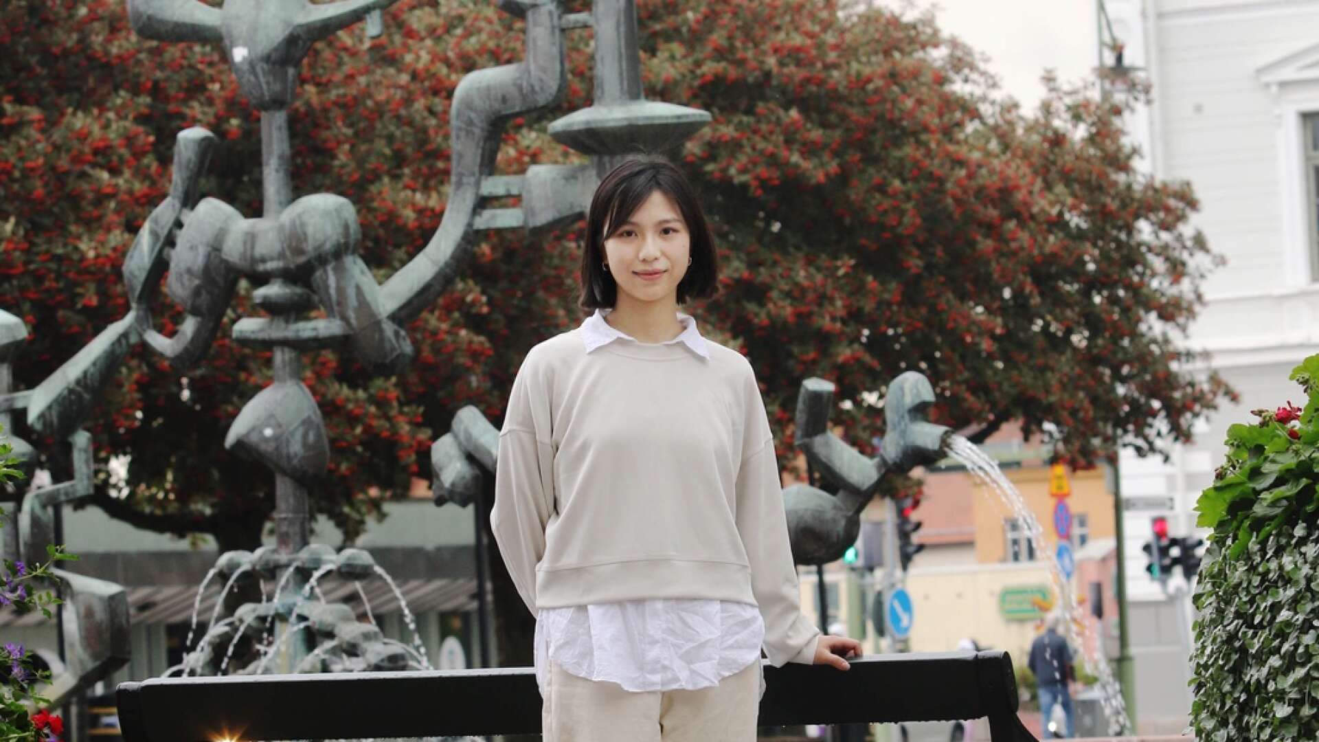 Hon är 27 år och uppvuxen i en av världens största städer. Numer känner Zoey Wu sig dock hemma småstadscharmen i Mariestad. 