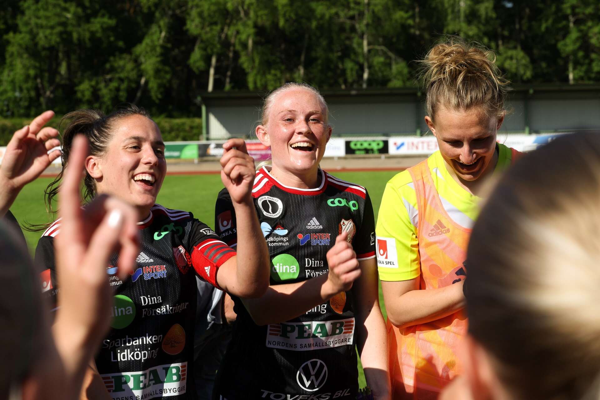 Emilia Bengtsson och Alma Nygren jublar efter att ha besegrat Bromölla med 4-1.