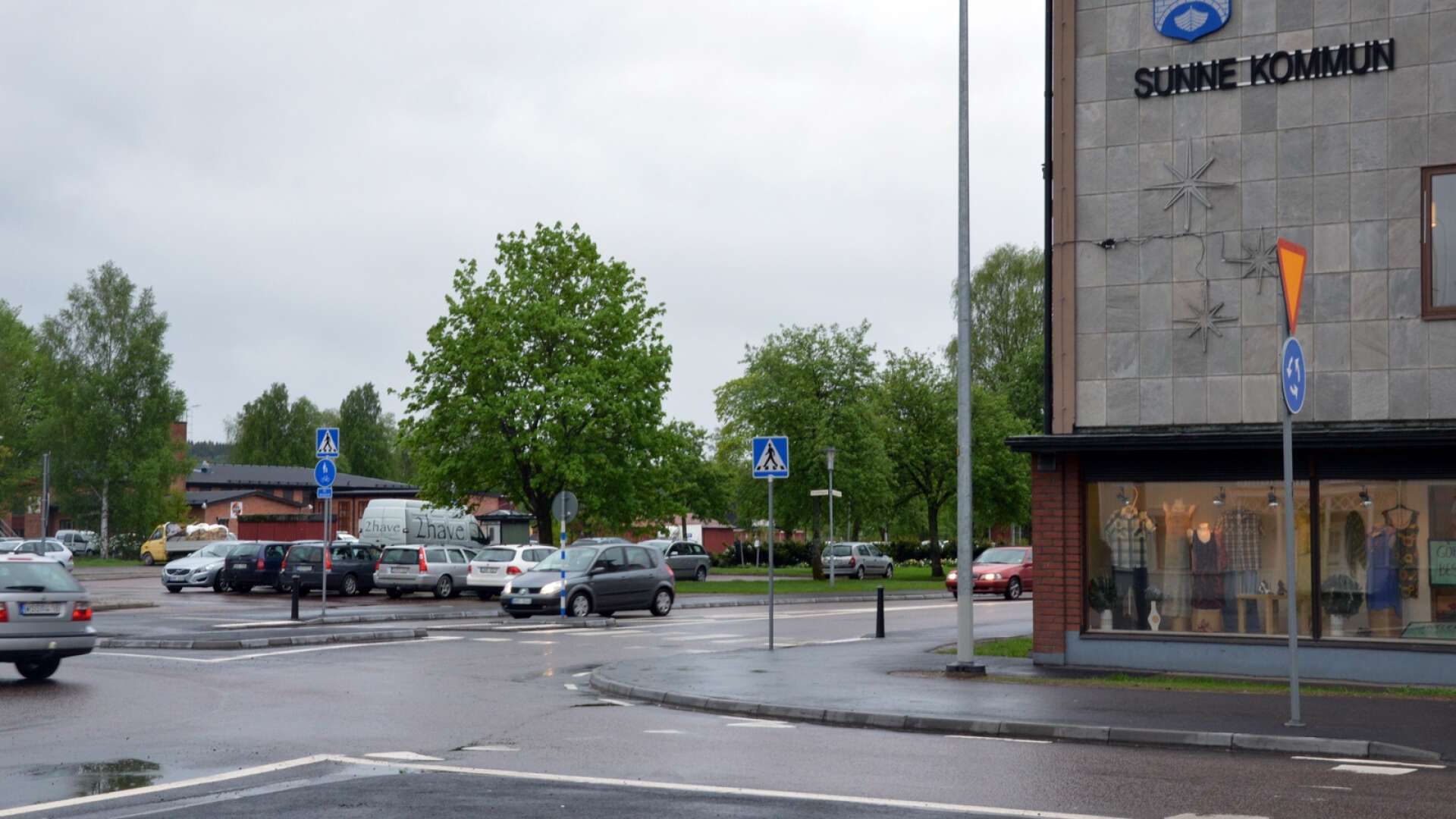 Kommunstyrelsen i Sunne är positiva till att Stora torget säljs till Ica fastigheter för 2,8 miljoner kronor.