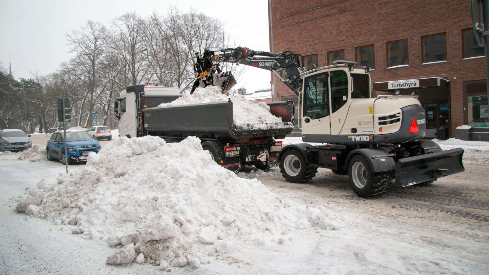 Efter snöröjning och halkbekämpning brukar snön få forslas bort från centrum. Kommunen inledde bortforslingen på Kungsvägen i Karlskoga under måndagen. 