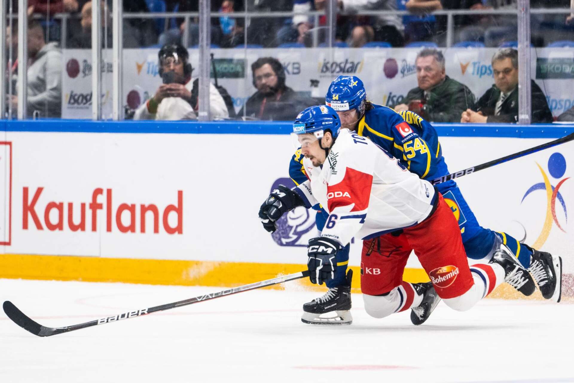 Tjeckiens David Tomasek och Sveriges Anton Lindholm i Czech Hockey Games i Brno tidigare i maj.