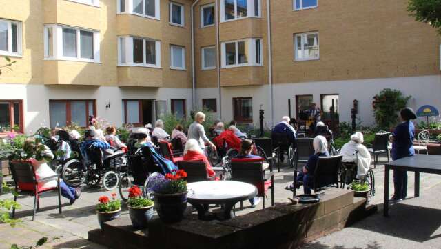 Arbetarnas Bildningsförbund arrangerar tillsammans med Säffle kommun spelningar runt på om äldreboenden i Säffle. Totalt ska 6 spelningar genomföras under två dagar. 
