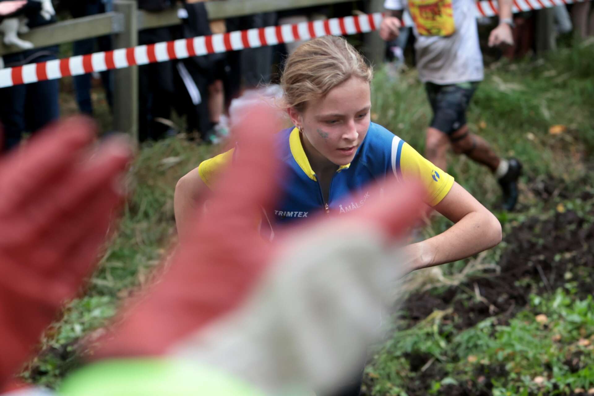 Leriga lopp verkar passa orienterarna i Åmåls OK. 13-åriga Eira Olsson ställde upp i Tjurruset och blev tvåa. 