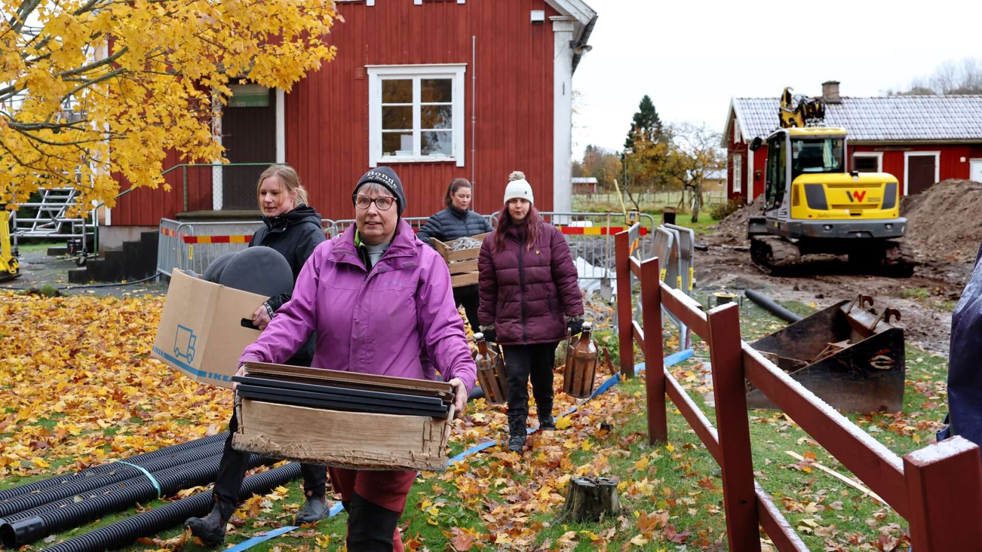 Josefina Guttman, Sandra Rahm, Veronica Keihag och Emelie Hallberg rensar och röjer på Stadsnära lantgård.