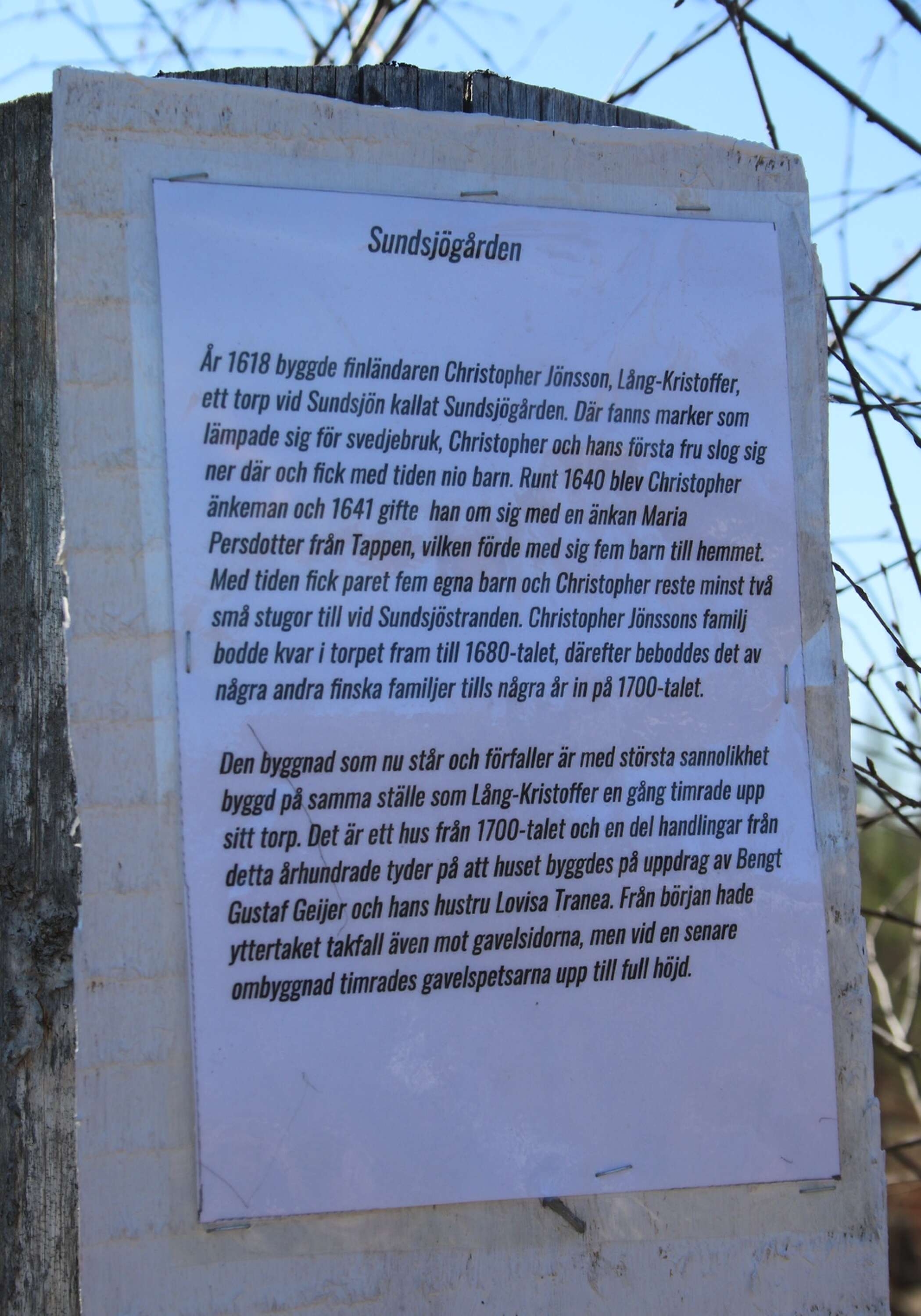 På vandringsleden finns även en skylt som berättar om, enligt Arne Östmans text, livet på Sundsjögården där Lång-Kristoffer bodde.