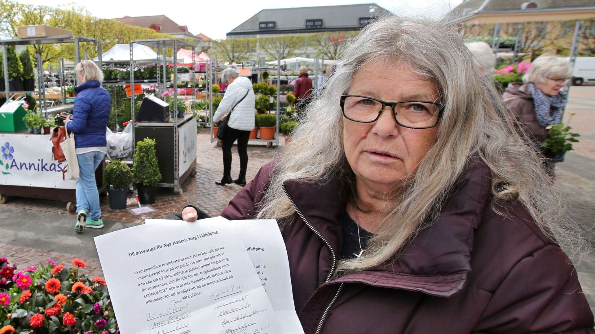 Annika Torstensson är en av de torghandlare som protesterar mot att tvingas flytta  ut på gatan när den internationella matmarknaden kommer till Lidköping.