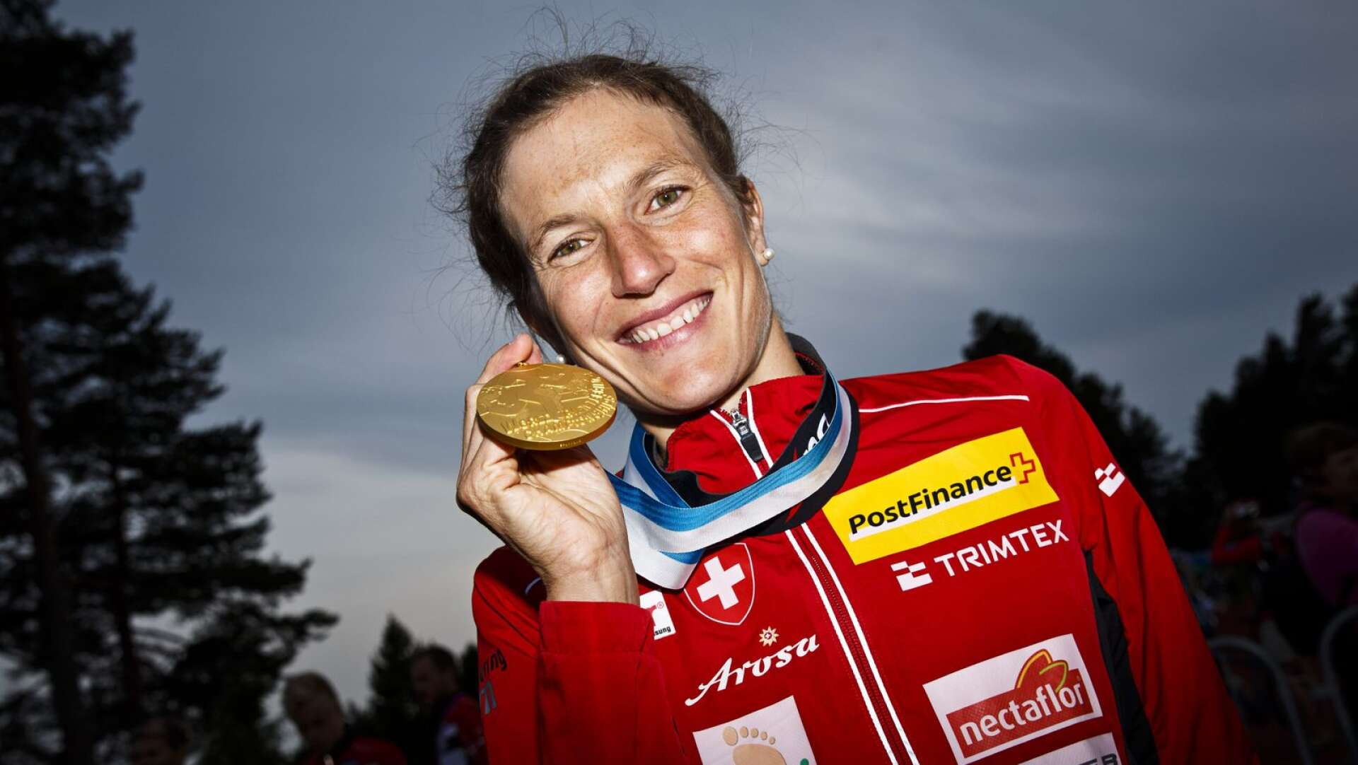 Schweiziskan Simone Niggli, världens genom tidernas främsta orienterare med 23 VM-guld på meritlistan, kommer till Värmland för att springa premiärtävlingarna för säsongen i Ekshärad och Deje.