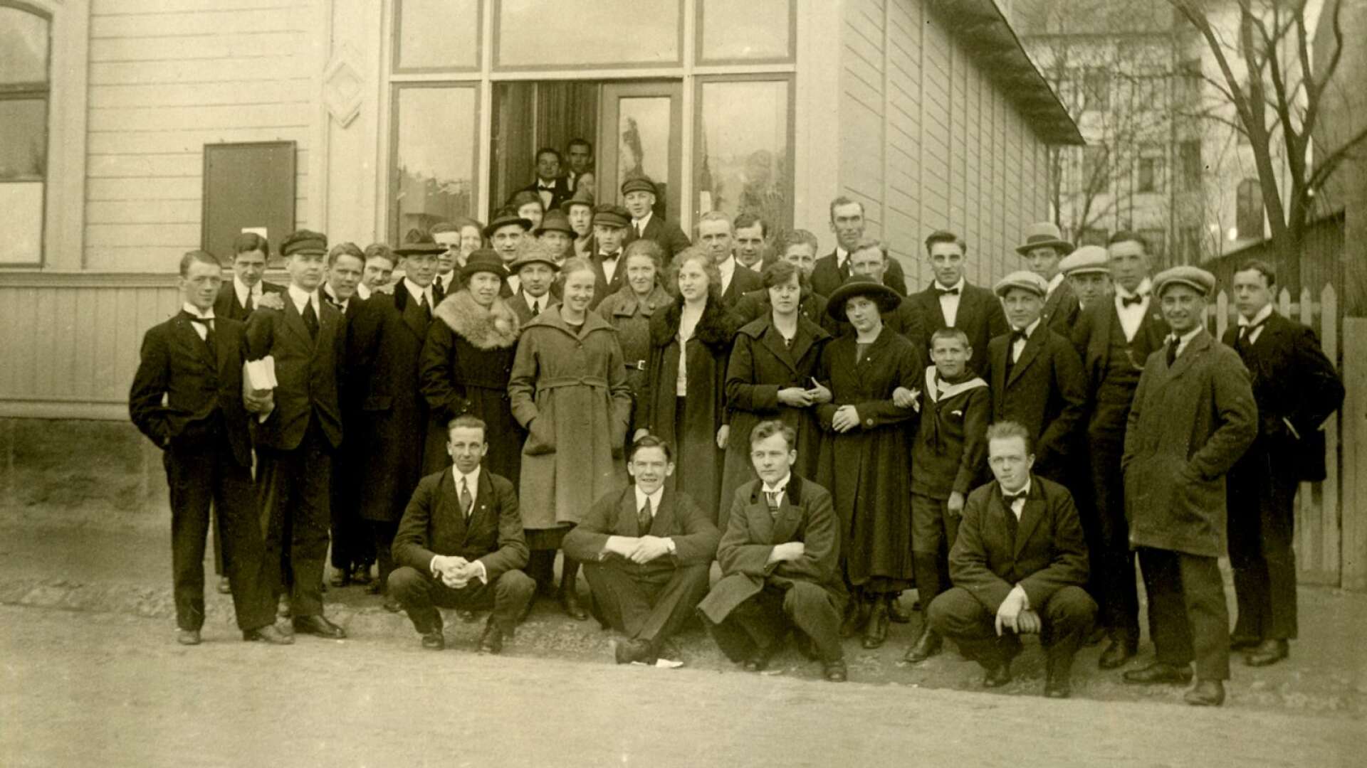 Medlemmar ur Sveriges Godtemplares Ungdomsförbund (SGU) 1923 utanför Klara ordenshus vid nuvarande Malmtorgsgatan 6 i Karlstad. Foto: Föreningsarkivet i Värmland.