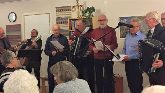 Åtta herrar från Pingstkyrkan stod för sång och
musik vid avslutningen för säsongen.