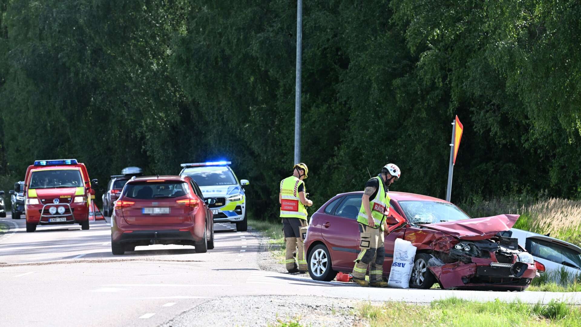 Två bilar har frontalkrockat söder om Edsvalla.