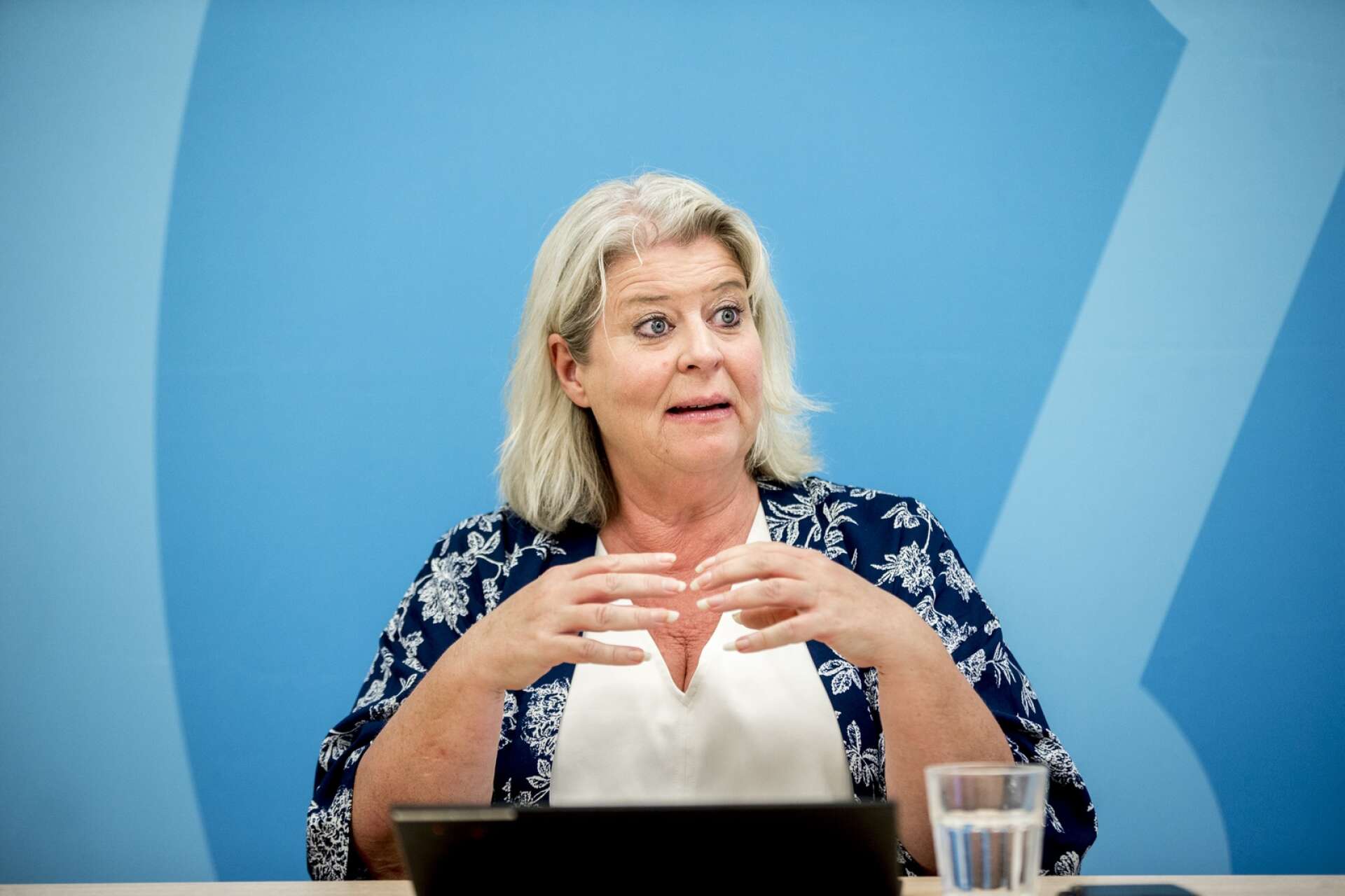 Socialtjänstminister Camilla Waltersson Grönvall (M) säger att regeringen följer om ytterligare åtgärder behövs för dem som har försörjningsstöd.