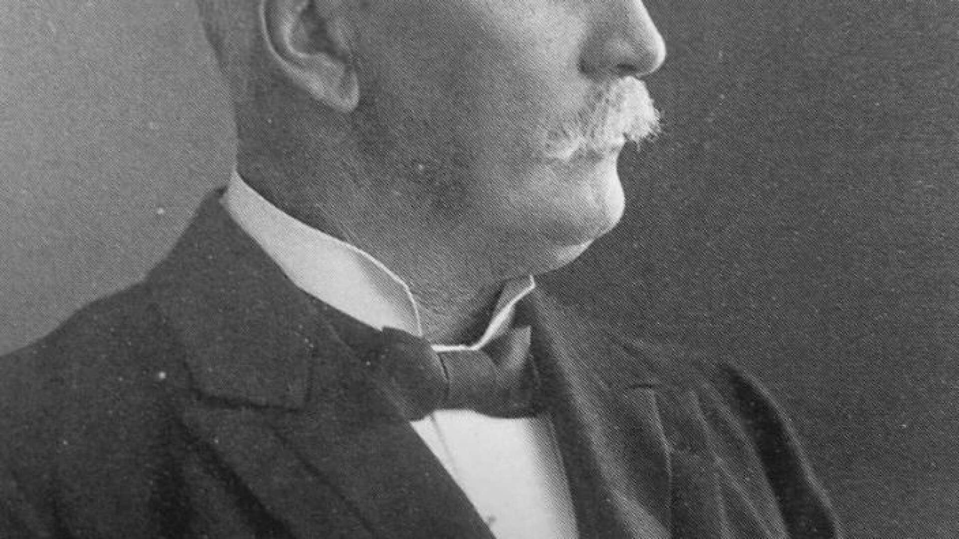 Ludvig Bäärnhielm var en mångsidig man. Han var utbildad ingenjör, blev stationsmästare, ritade ett flertal hus, drev egen trävaruhandel och var ordförande i byggnadsnämnden.