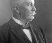 Ludvig Bäärnhielm var en mångsidig man. Han var utbildad ingenjör, blev stationsmästare, ritade ett flertal hus, drev egen trävaruhandel och var ordförande i byggnadsnämnden.