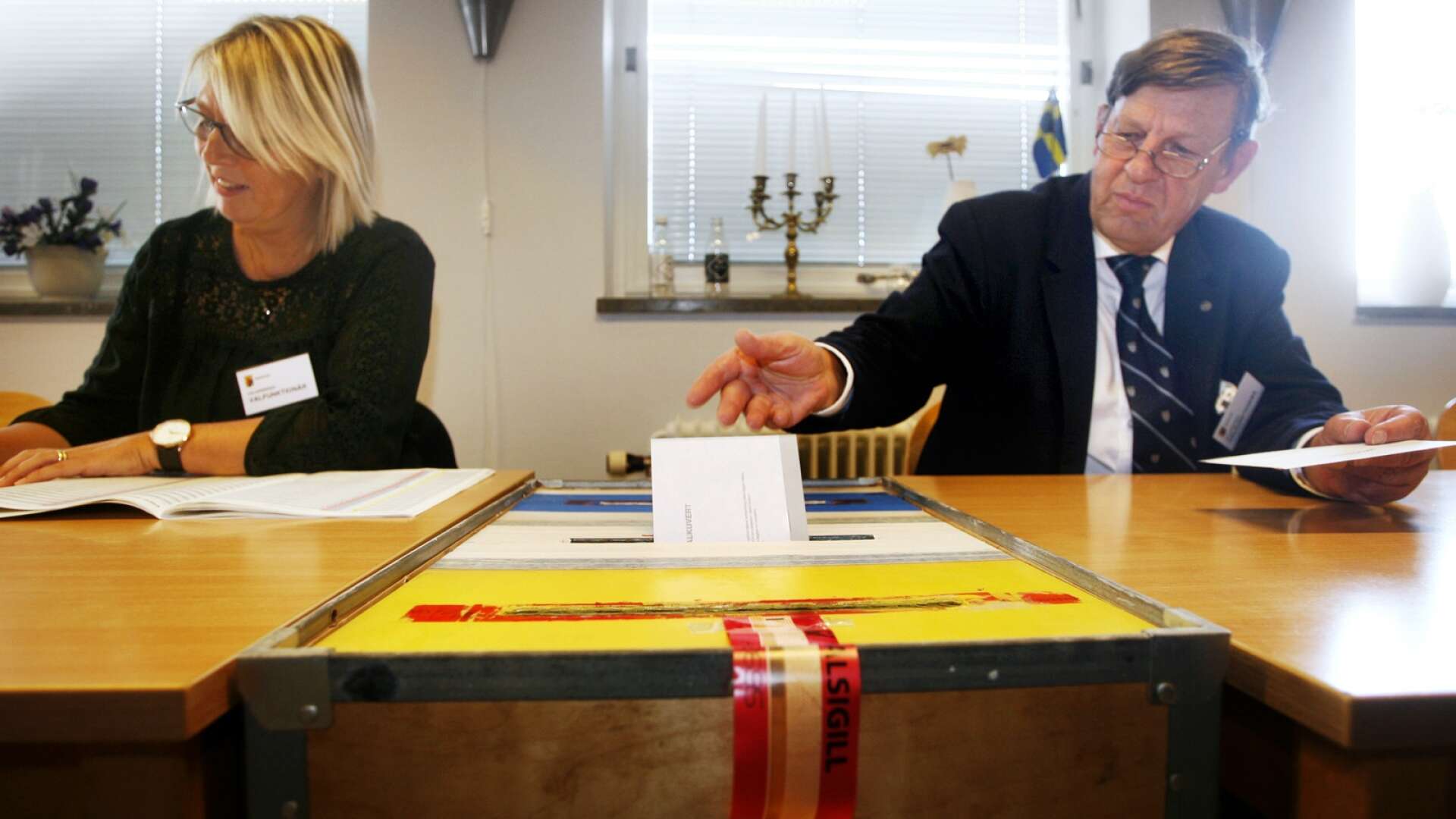 Valnämnden vill dela Ullervad-Tidavad i två valdistrikt. På bilden tar funktionärerna Annelie Blomberg och P Lars Ch Nilsson emot röster vid valet 2014.