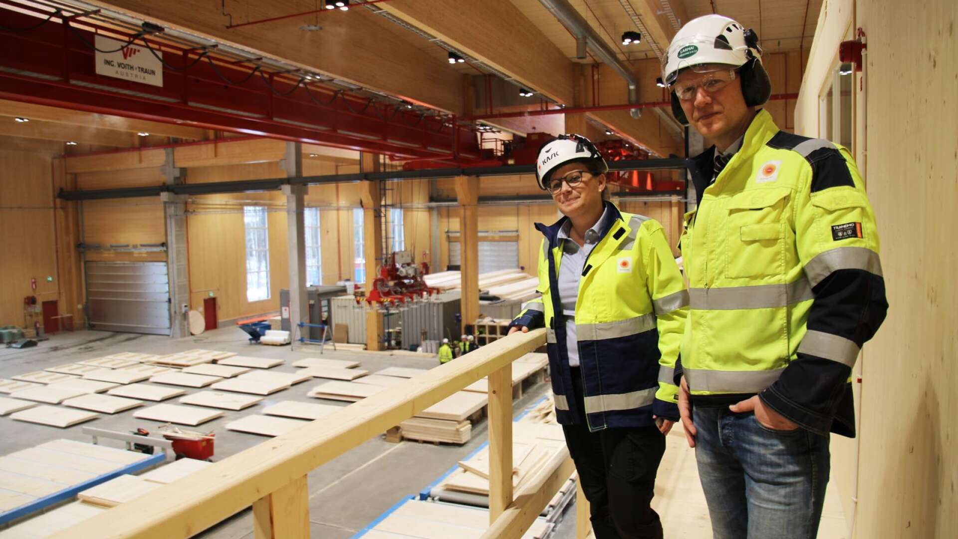 Maja Bergström, projektledare, och Joakim Sveder, platschef på Gruvöns sågverk.