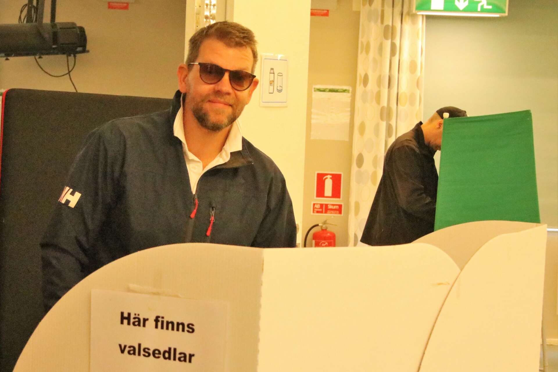 Linus Fritzon hämtar sina valsedlar i Kristinebergskolans vallokal.