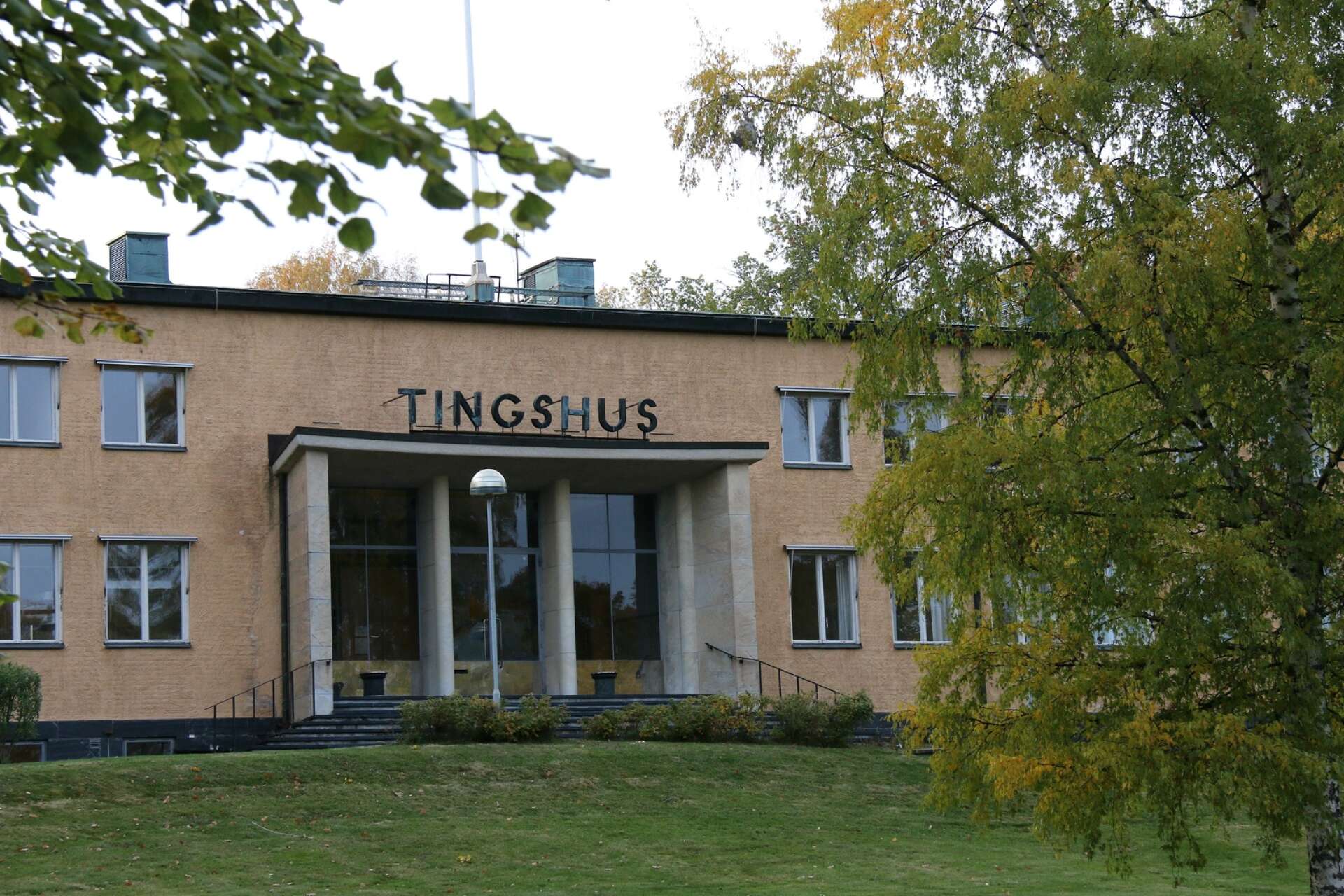 Tingshuset byggdes 1939 och har stått i det närmaste orört sedan länets tingsrätter gick samman till en gemensam i februari 2005.
