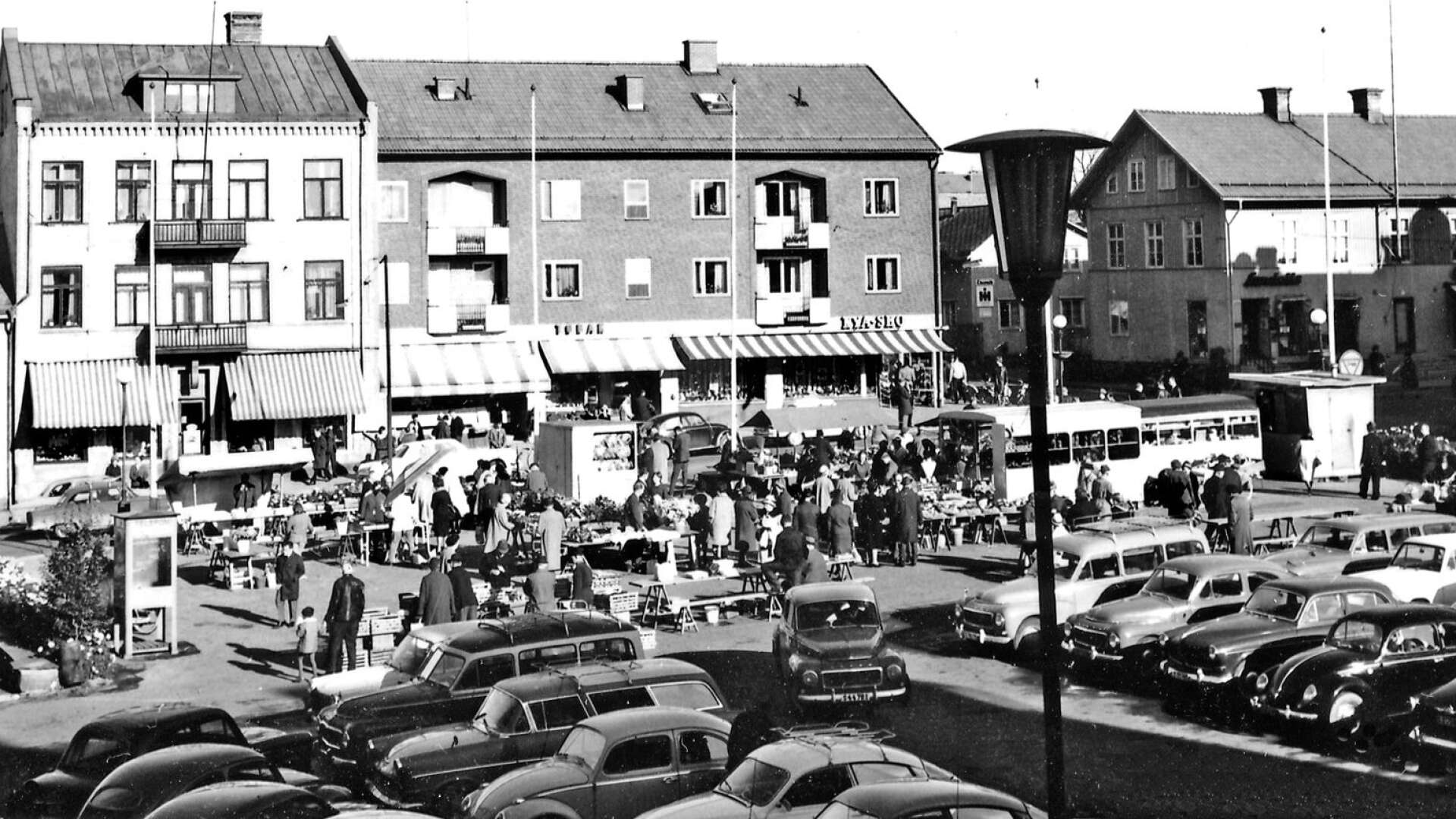 På 1960-talet var torget i princip en stor parkeringsplats. Längst i norr fanns bröderna Emanuelssons grönsaksförsäljning, Graméns tidningskiosk och en telefonkiosk. Bland bilarna dominerade Volvo och Volkswagen. 