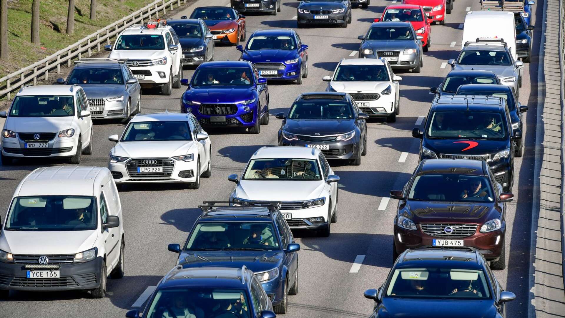 Varje dag tar 1,7 miljoner människor bilen till sitt arbete i Sverige.