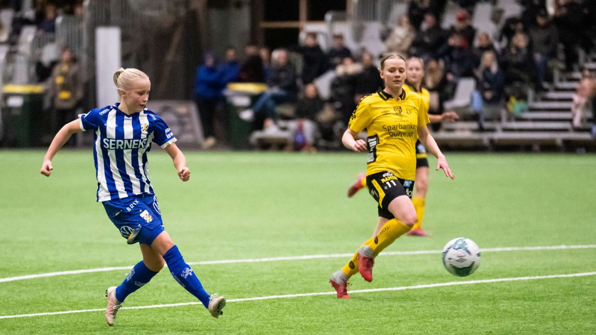 Åmålsspelaren Ida Kjellman skjuter mål för IFK Göteborg under träningsmatchen mot Elfsborg i Borås i lördag. 