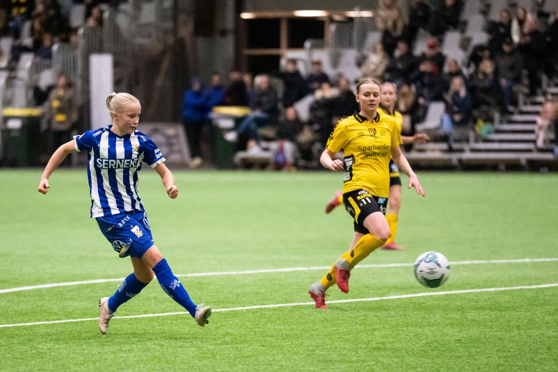 Åmålsspelaren Ida Kjellman skjuter mål för IFK Göteborg under träningsmatchen mot Elfsborg i Borås i lördag. 
