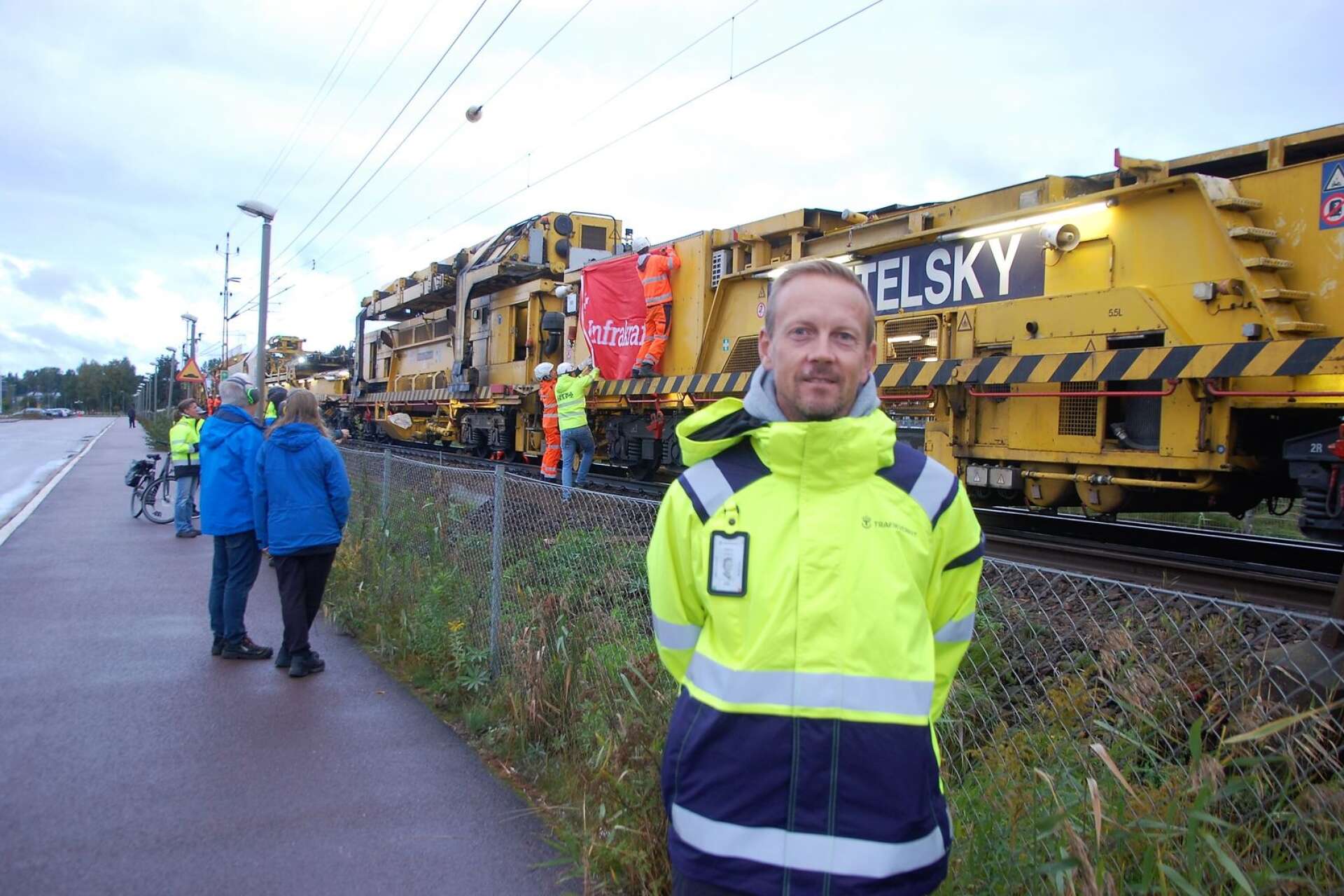 Jörgen Olofsson, Trafikverkets projektledare. Här på en bild tillsammans med den jättemaskin som bytte järnvägsspåren mellan Karlstad och Kil.