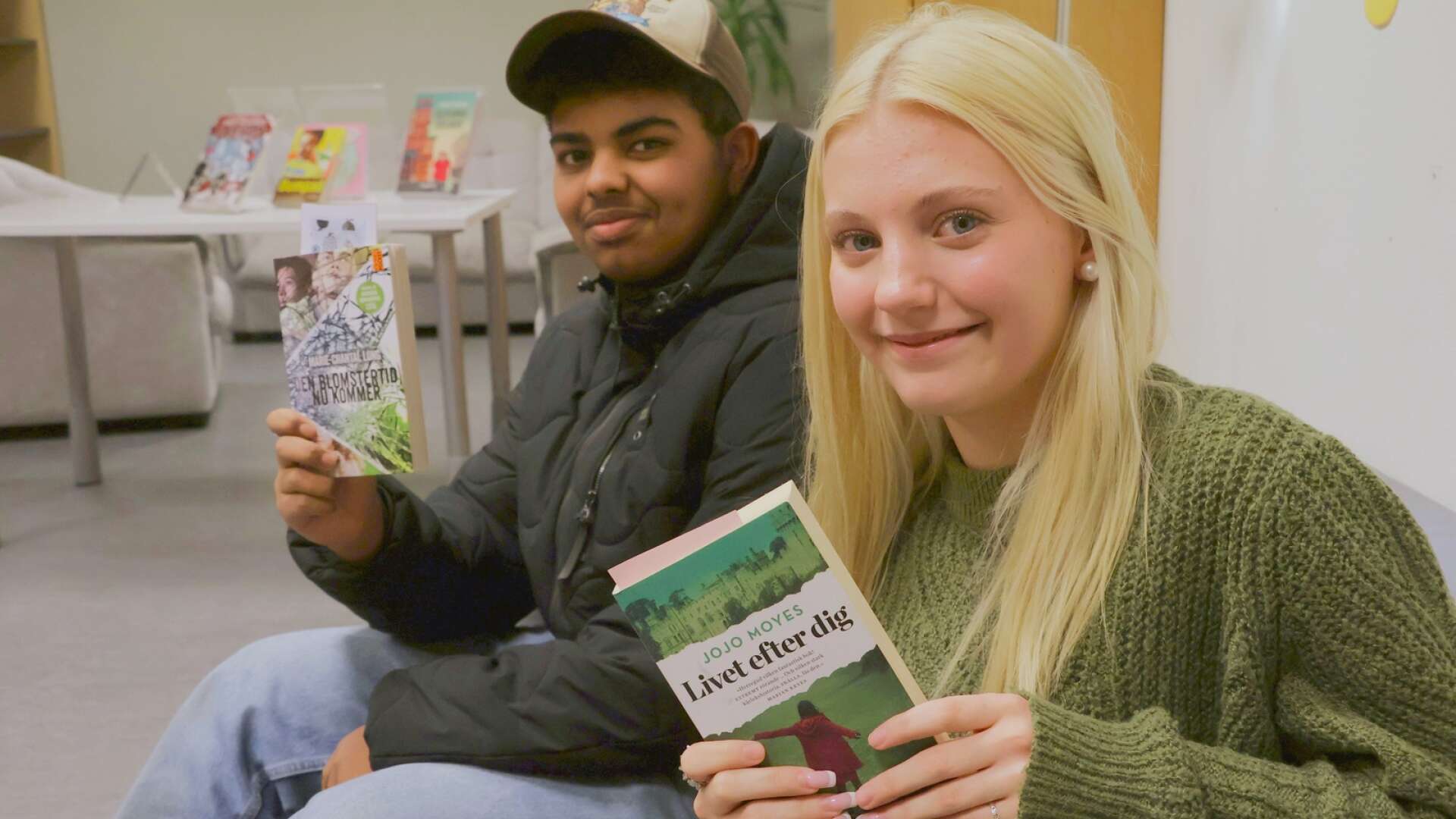 Mustafa Ahmed och Agnes Jensen, niondeklasselever på Bengtsgården, som just har lånat varsin bok på det nya skolbiblioteket.