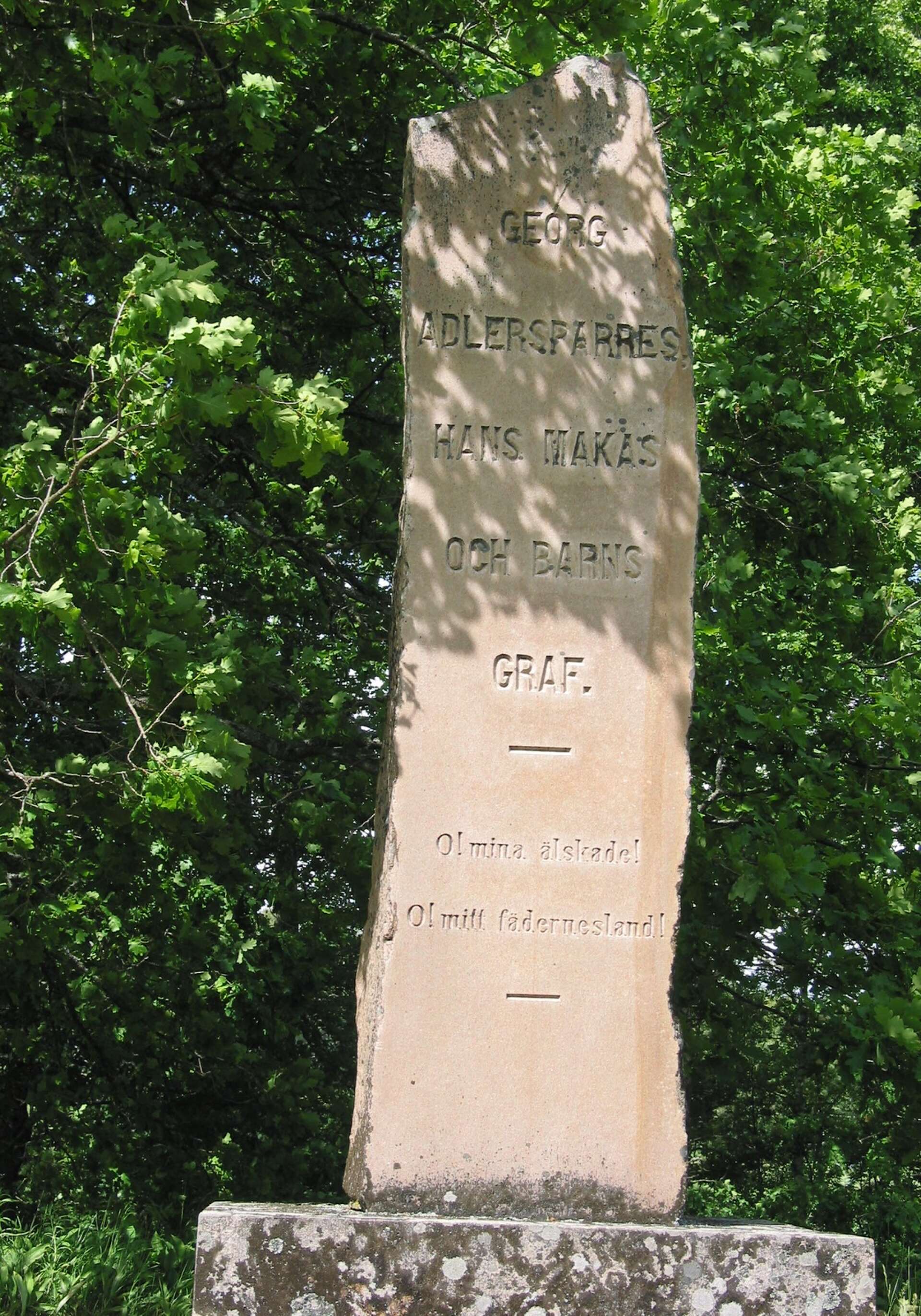 Adlersparregraven på Gustafsviks kyrkogård.