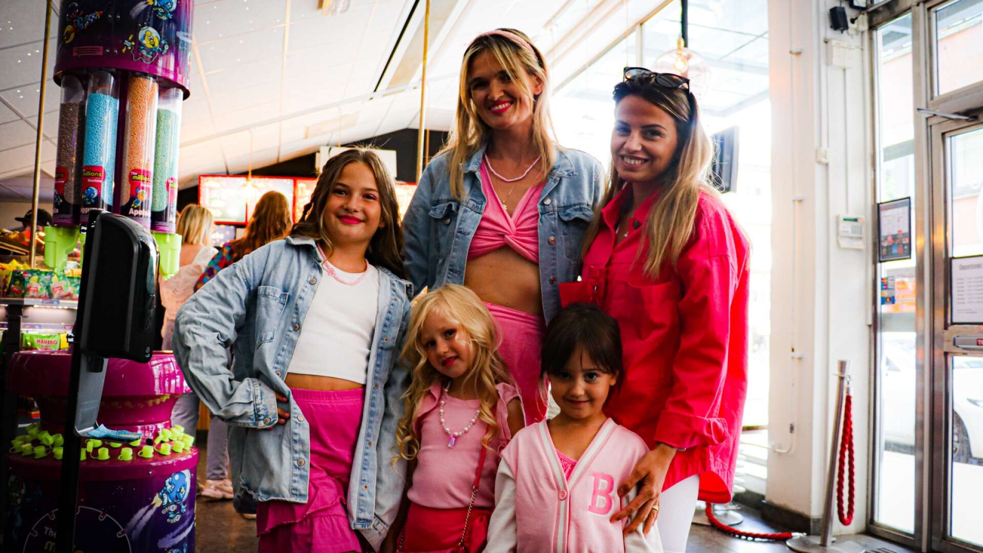 Här var det rosa! Mammorna Lena med barnen Anea och Amoa, samt Diellza med dottern Lea hade åkt från Skara för premiären.