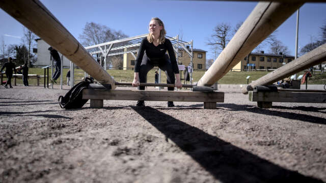 Malin Samuelsson tränar på utegymmet vid Slottsskogen i Göteborg. 'Man behöver ett avbrott och få komma ut', säger hon.