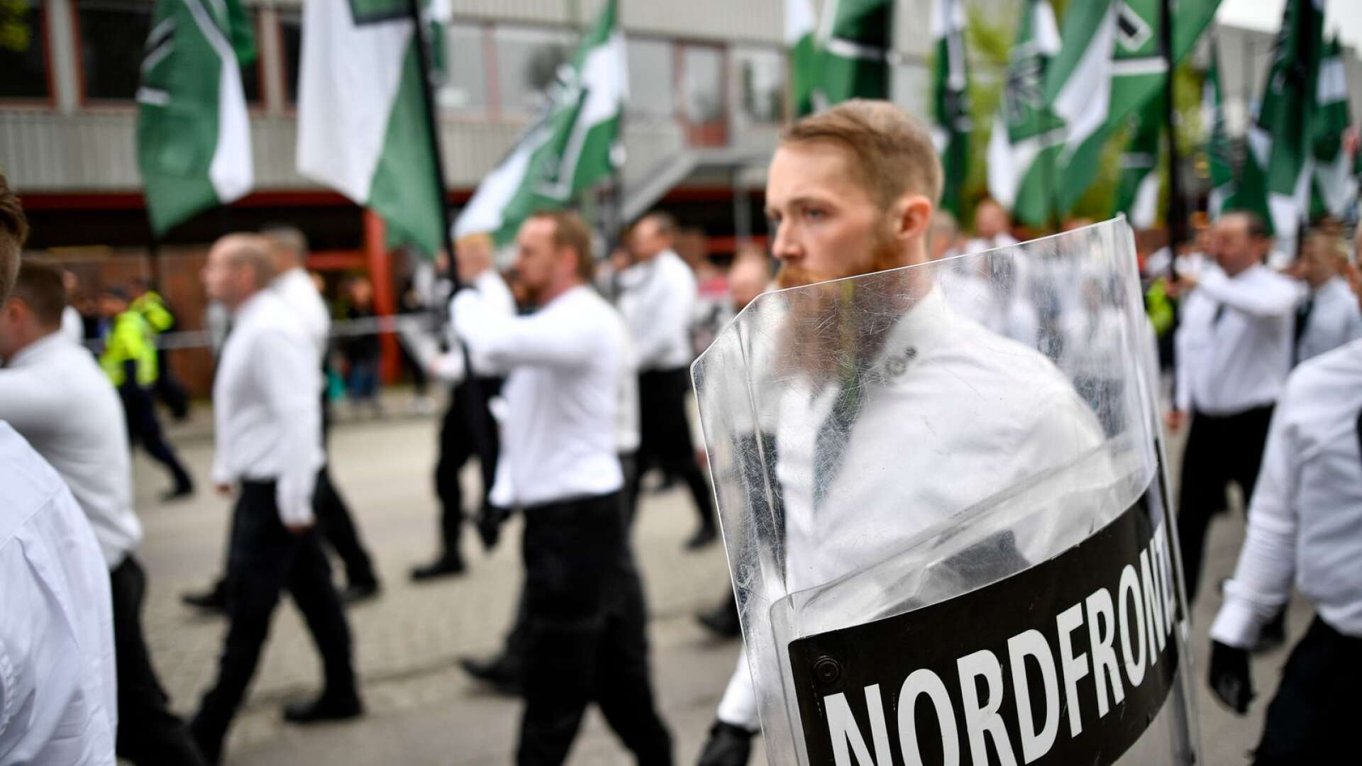 Högerextremistiska individer med kopplingar till den nazistiska organisationen Nordiska motståndsrörelsen – NMR – är ett växande problem i Arvika. Bilden är från en demonstration, arrangerad av NMR, i Kungälv på första maj.