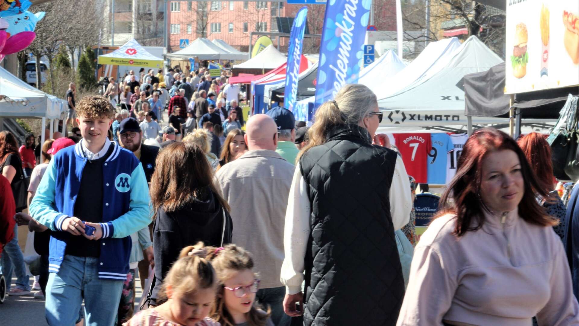Degerforsfestens marknad i centrum besöktes av mellan 15 000 och 17 000 personer, enligt uppskattning av representant för knalleorganisationen.