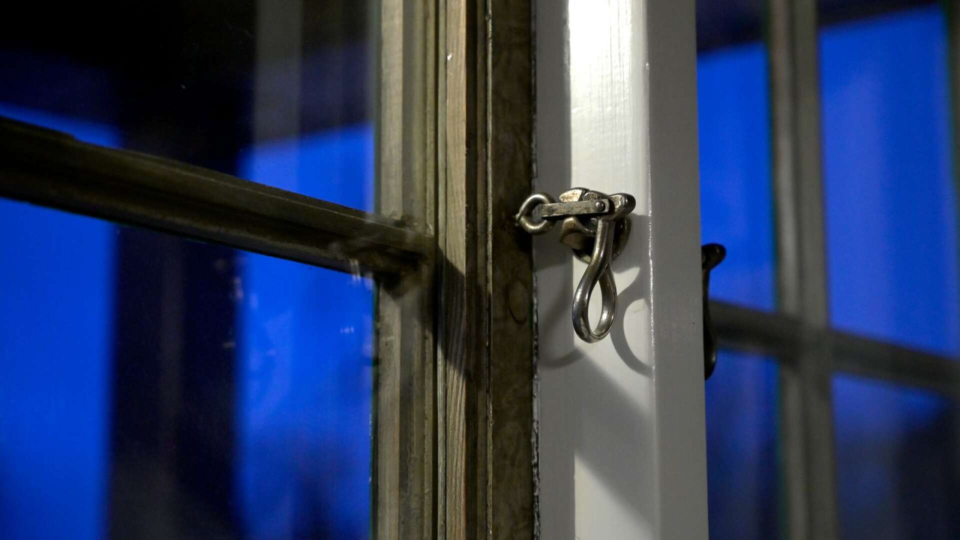 Karlstads kommun ser över låsen på altan- och balkongdörrar samt fönster på samtliga demensboenden.